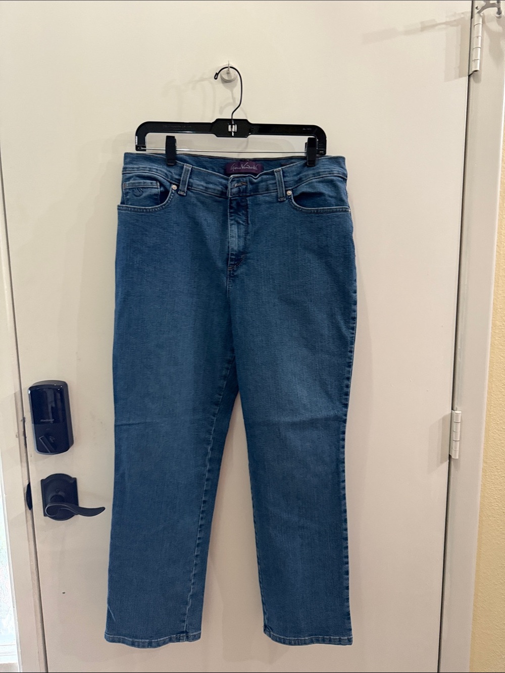 Gloria Vanderbilt Straight-Leg Mid-Rise Blue Jeans. 16S